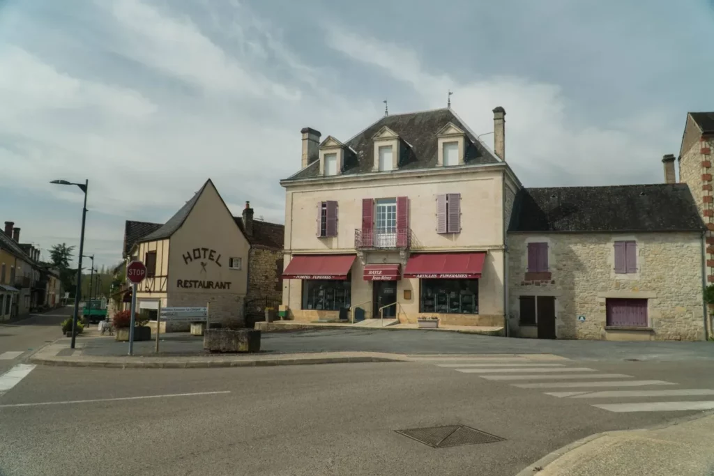 Façade de l'agence de pompes funèbres Bayle Jean-Rémy.